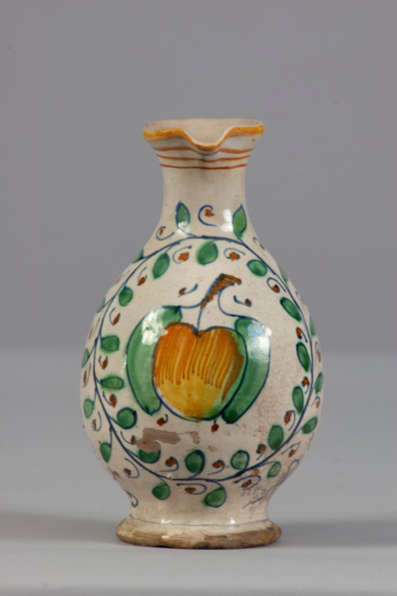 Pesaro, fin du XVIe siècle, brocca avec pomme dans un rameau végétal en majolique polychrome